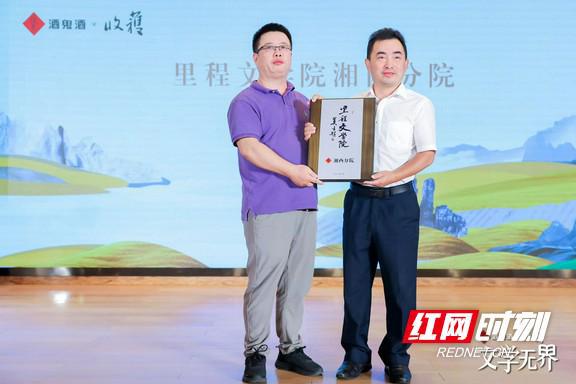 IM电竞 IM电竞app酒鬼酒与《收获》杂志达成战略合作 打造一场“无界文学夜”(图7)
