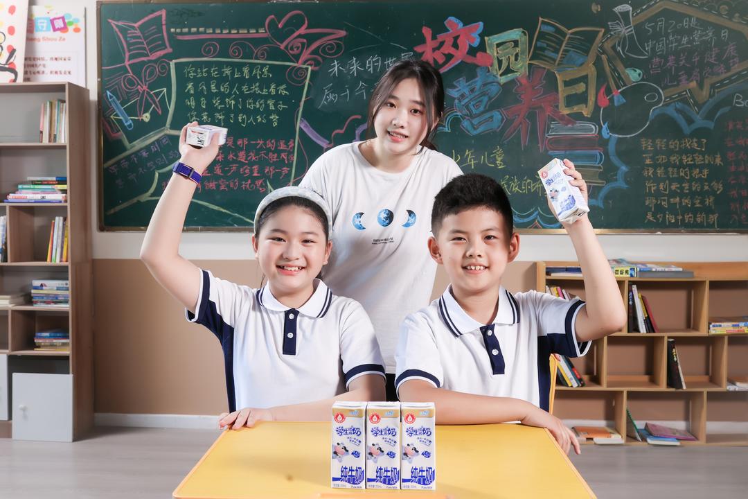 呵护中国学生健康成长蒙牛助力IM电竞 IM电竞app国家“学生饮用奶计划”推广(图2)