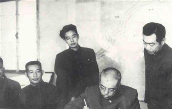 IM电竞 IM电竞平台51年毛主席接见梁兴初说错话机智挽回后梁兴初：主席就是反应快(图10)