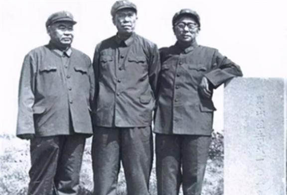 IM电竞 IM电竞平台51年毛主席接见梁兴初说错话机智挽回后梁兴初：主席就是反应快(图14)