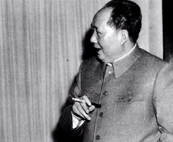 IM电竞 IM电竞平台51年毛主席接见梁兴初说错话机智挽回后梁兴初：主席就是反应快(图3)