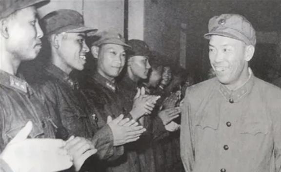 IM电竞 IM电竞平台51年毛主席接见梁兴初说错话机智挽回后梁兴初：主席就是反应快(图6)