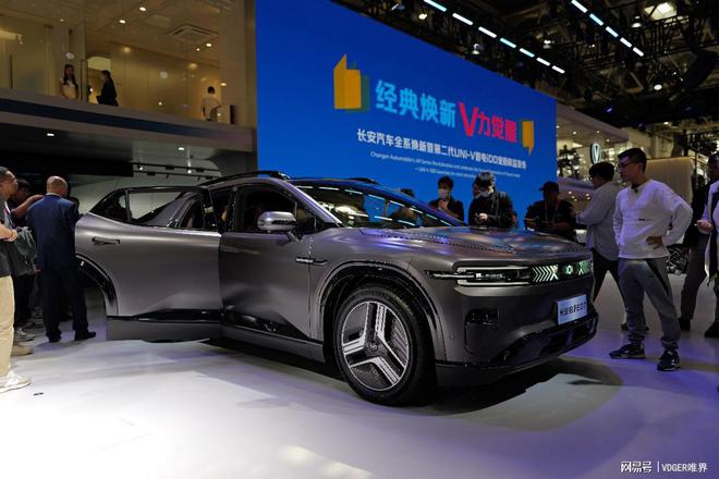IM电竞 IM电竞app一车还能多态？长安启源E07亮相北京车展引强势围观(图2)